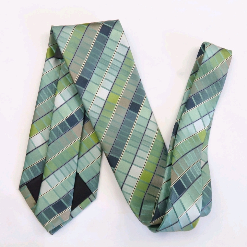 Kenneth Cole Reaction Green Plaid Checks Mens Neck Tie 57x3.25 Modern Profession